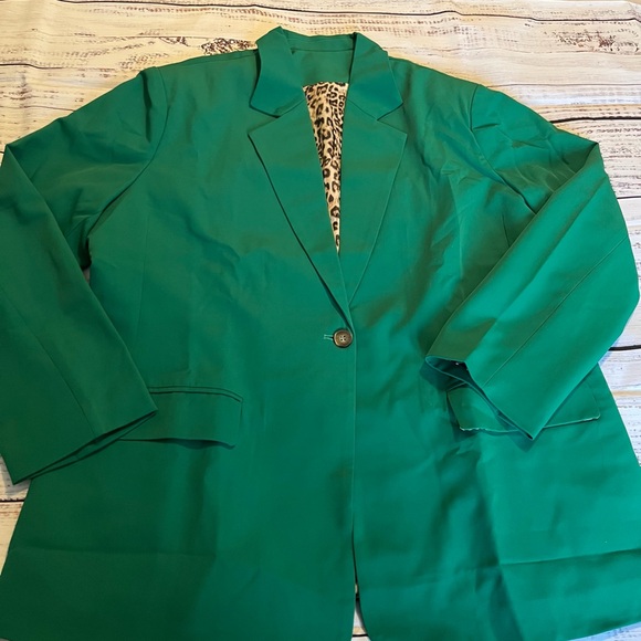 Emerald Green Structured Blazer with Full-Length Sleeves - Picture 1 of 5